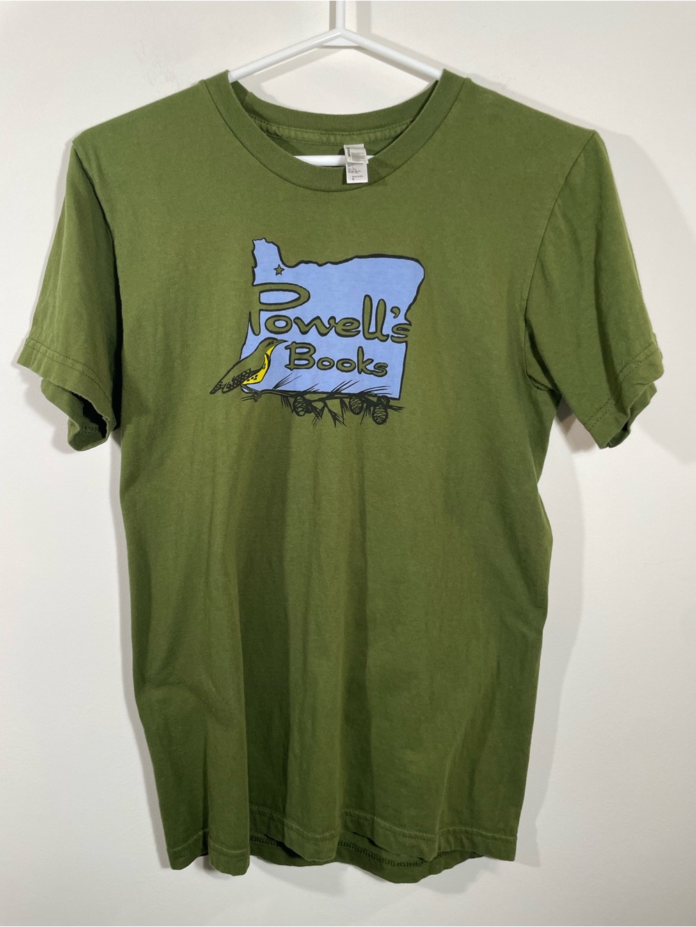 Powell’s Books tshirt w/ bird and pinecones S